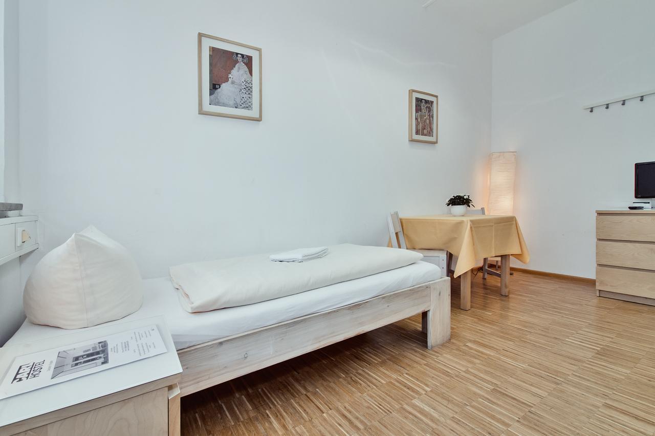 Hostel Carl *